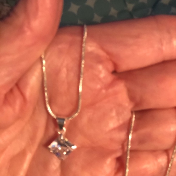 NWT Beautiful Diamond Shaped Diamond simulant. - Picture 3 of 15